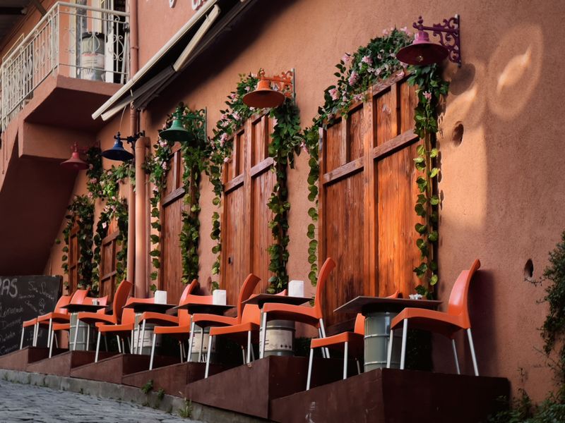 Outdoor patio seating at Round table pizza Minneapolis